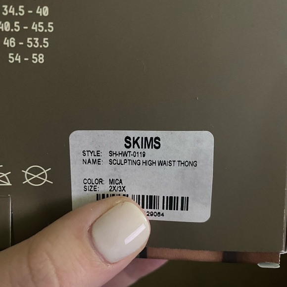 SKIMS SCULPTING THONG HIGH WAIST - Picture 4 of 4